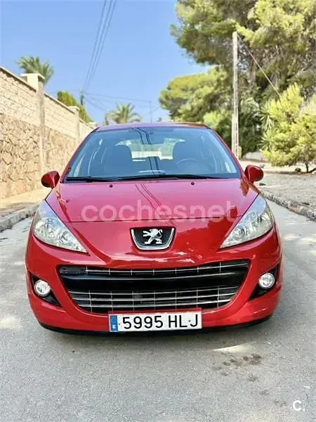 Usado Peugeot 207 70 CV (51 kW) 2012 Rojo Berlina