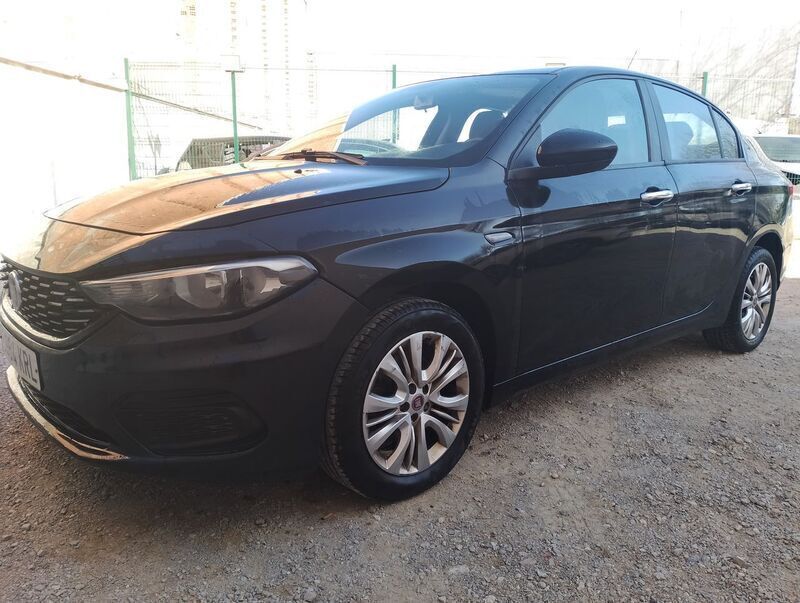 Usado Fiat Tipo Easy 120 CV (88 kW) 2018 Negro Berlina