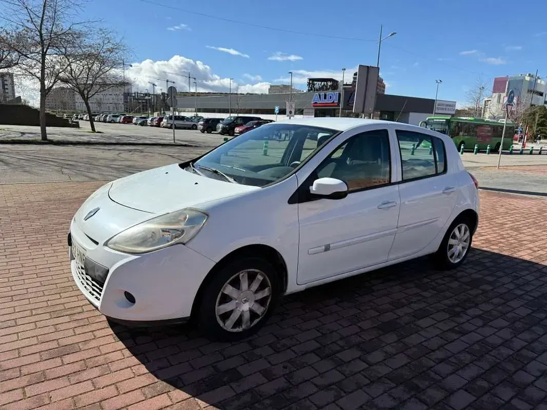 Usado Renault Clio Collection 75 CV (55 kW) 2013 Blanco Utilitario