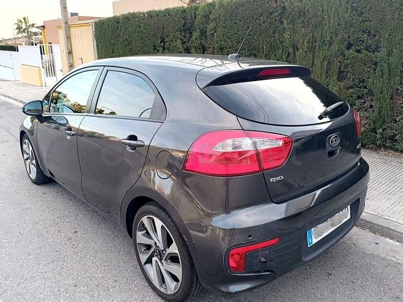 Usado Kia Rio 84 CV (61 kW) 2017 Gris / plata Berlina