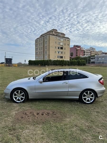 Usado Mercedes C220 143 CV (105 kW) 2003 Gris / plata Berlina