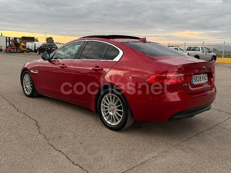 Usado Jaguar XE R-Sport 180 CV (132 kW) 2015 Granate Berlina