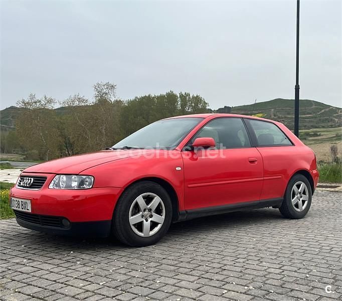 Usado Audi A3 Attraction 130 CV (95 kW) 2002 Rojo Utilitario