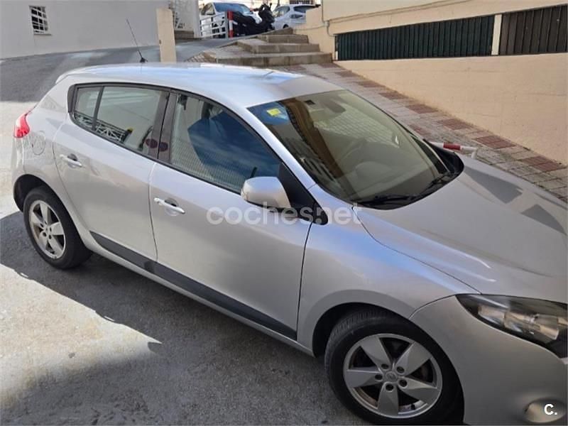 Usado Renault Mégane Dynamique 110 CV (80 kW) 2011 Gris / plata Berlina