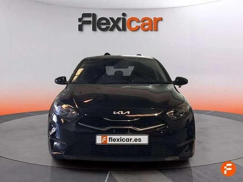 Usado Kia Ceed 136 CV (100 kW) 2023 Negro Utilitario