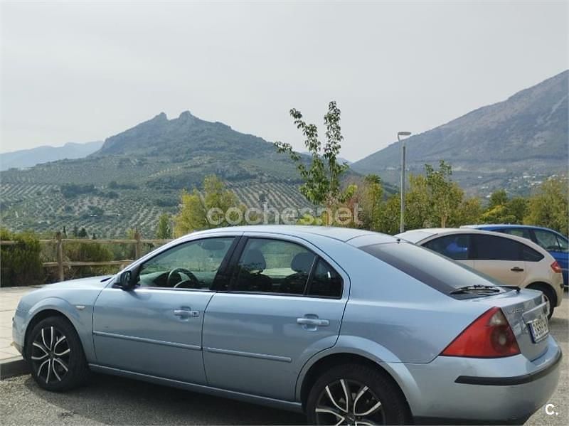 Usado Ford Mondeo Trend 130 CV (95 kW) 2005 Azul Berlina