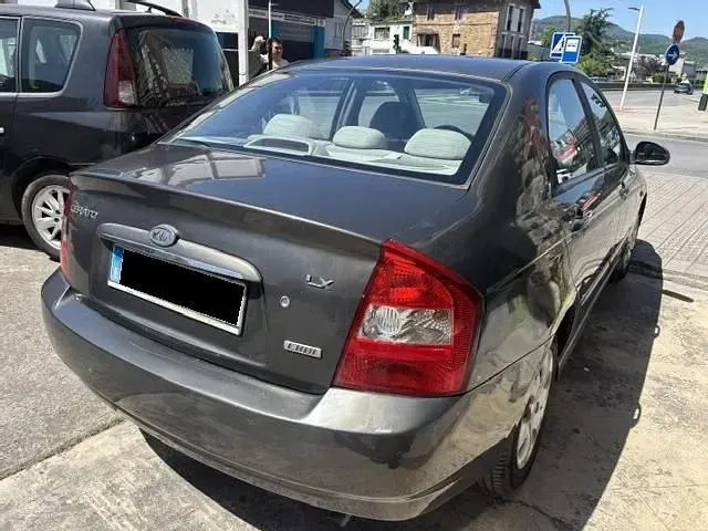 Usado Kia Cerato LX 105 CV (77 kW) 2005 Gris / plata Berlina