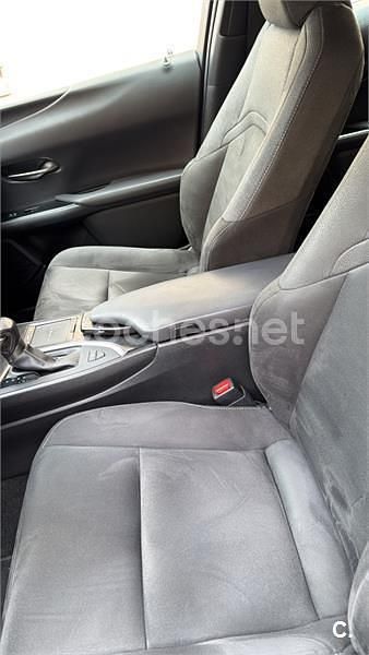 Usado Lexus UX Business Edition 184 CV (135 kW) 2019 Gris / plata SUV