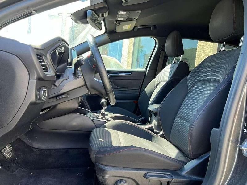 Usado Ford Focus ST-Line 120 CV (88 kW) 2021 Gris Utilitario