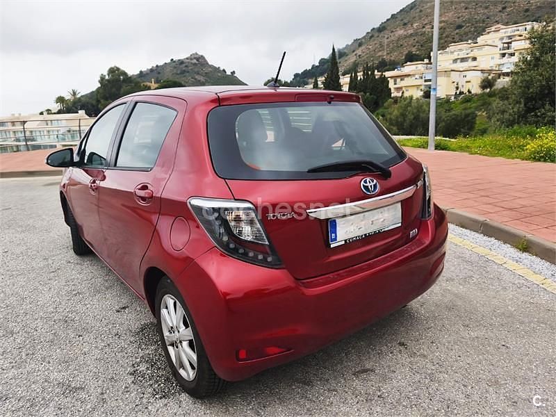 Usado Toyota Yaris Hybrid Active 100 CV (73 kW) 2013 Granate Berlina