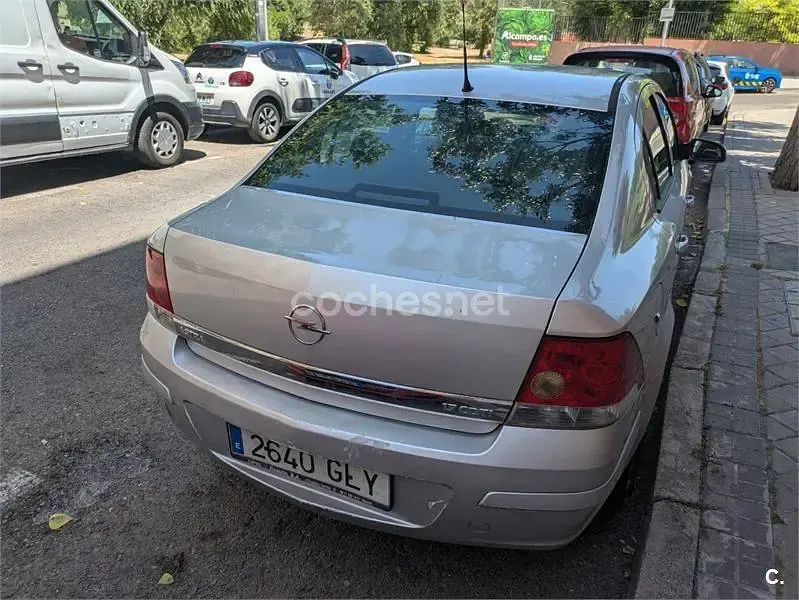 Usado Opel Astra Edition 100 CV (73 kW) 2009 Gris / plata Berlina