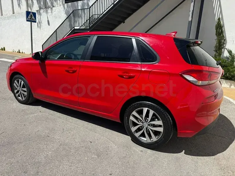 Usado Hyundai i30 120 CV (88 kW) 2020 Rojo Berlina