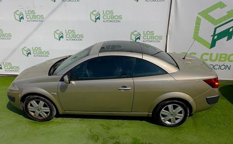 Usado Renault Mégane Cabriolet Dynamique 130 CV (95 kW) 2005 Marrón Descapotable