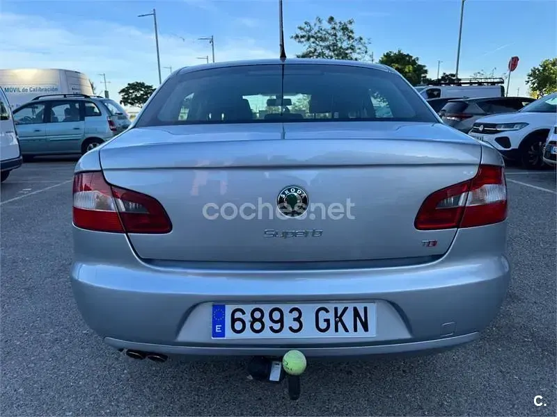 Usado Skoda Superb Elegance 140 CV (102 kW) 2009 Gris / plata Berlina