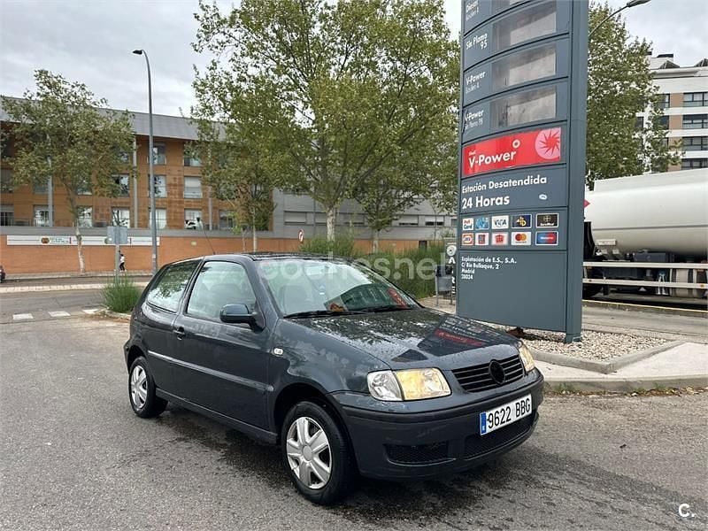 Usado VW Polo Highline 75 CV (55 kW) 2003 Marrón Berlina