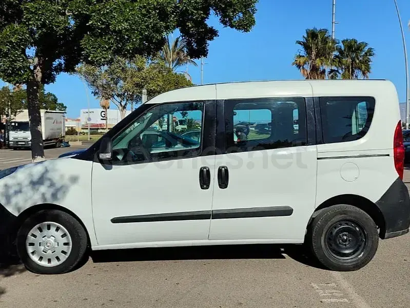 Usado Opel Combo Excellence 105 CV (77 kW) 2015 Blanco Monovolumen