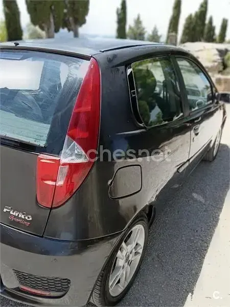 Usado Fiat Punto 95 CV (69 kW) 2004 Negro Utilitario