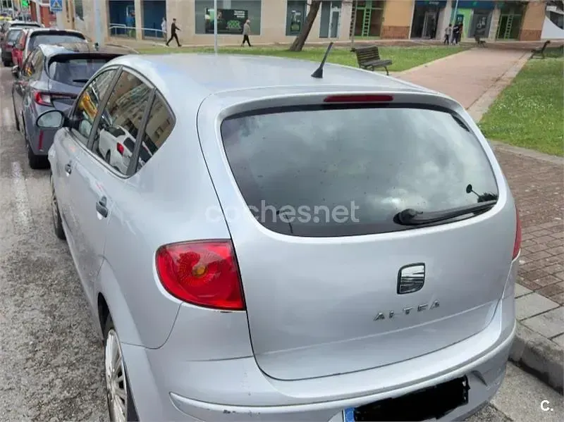 Usado Seat Altea Reference 105 CV (77 kW) 2006 Gris / plata Monovolumen