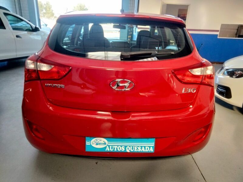 Usado Hyundai i30 101 CV (74 kW) 2013 Rojo Utilitario