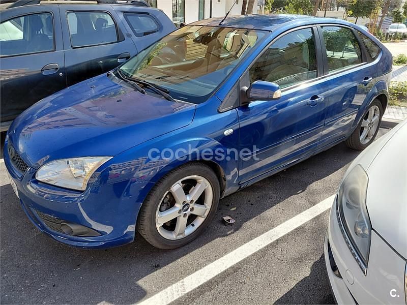 Usado Ford Focus Ghia 115 CV (84 kW) 2007 Azul Berlina