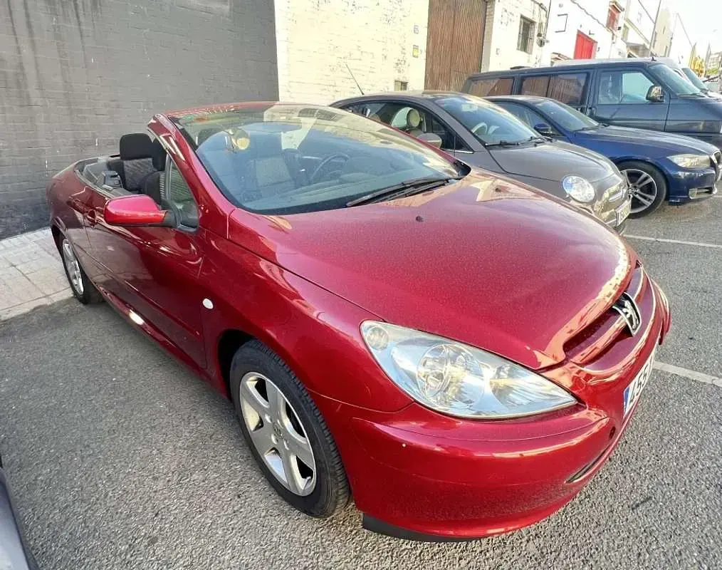 Usado Peugeot 307 CC 137 CV (100 kW) 2004 Rojo Descapotable