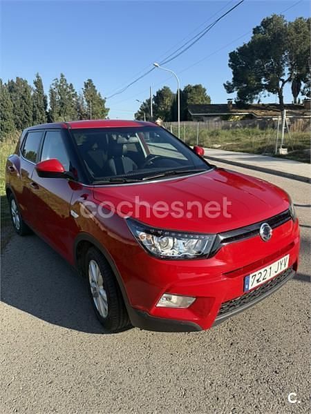 Usado Ssangyong (KGM) Tivoli Limited 115 CV (84 kW) 2017 Rojo SUV