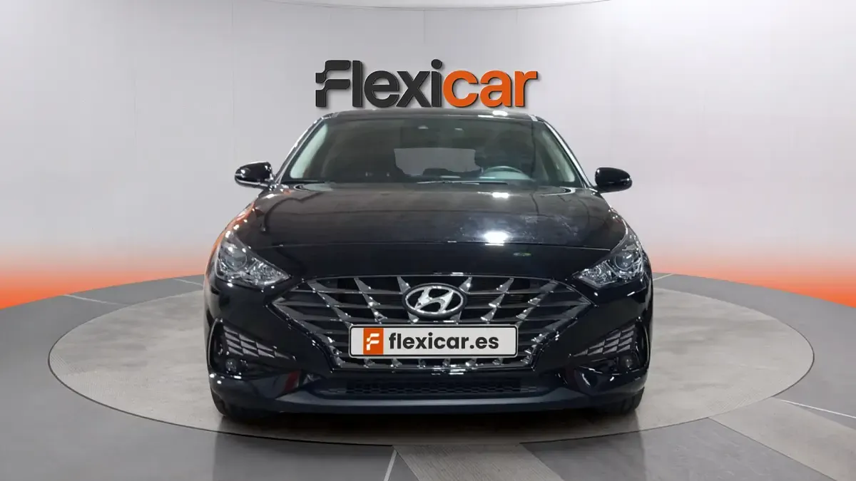 Usado Hyundai i30 110 CV (80 kW) 2024 Negro Berlina
