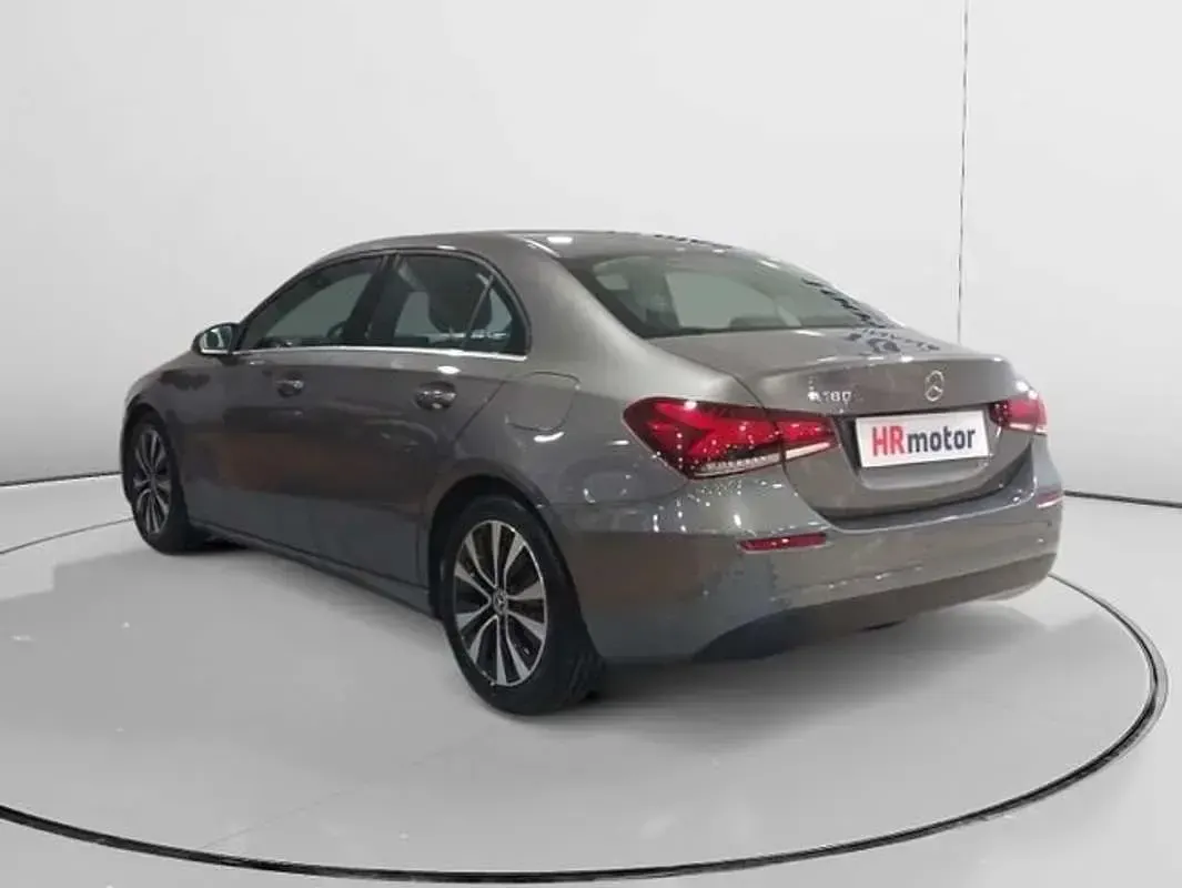 Usado Mercedes A180 117 CV (86 kW) 2022 Gris Berlina