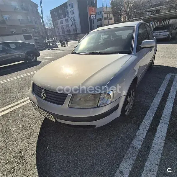 Usado VW Passat Trendline 110 CV (80 kW) 1999 Gris / plata Berlina