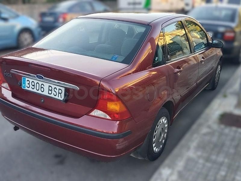 Usado Ford Focus Ghia 101 CV (74 kW) 2002 Granate Berlina