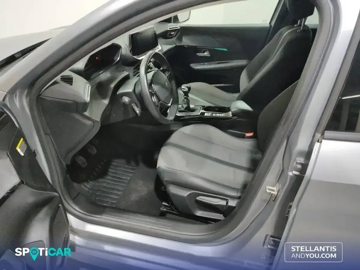 Usado Peugeot 208 Allure 101 CV (74 kW) 2023 Gris Utilitario