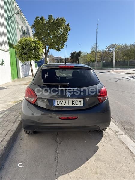 Usado Peugeot 208 Style 100 CV (73 kW) 2017 Gris / plata Utilitario