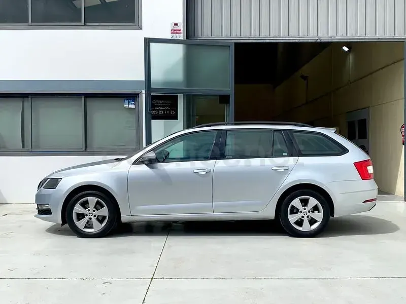 Usado Skoda Octavia Ambition 115 CV (84 kW) 2019 Gris / plata Familiar