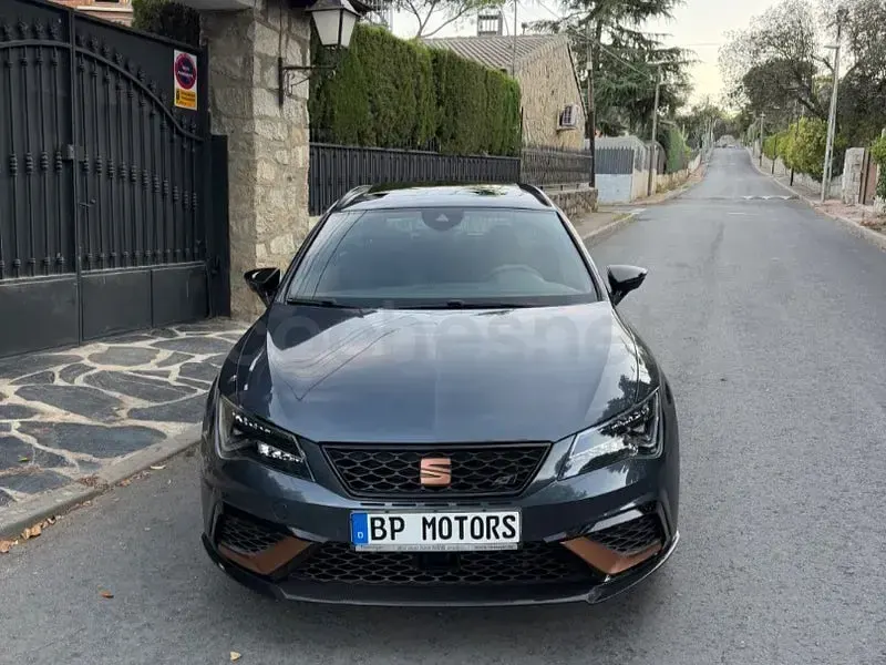 Usado Seat Leon 4Drive 300 CV (220 kW) 2020 Gris / plata Familiar