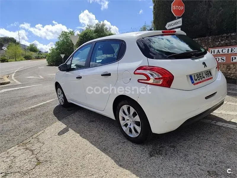 Usado Peugeot 208 Active 68 CV (50 kW) 2013 Blanco Utilitario