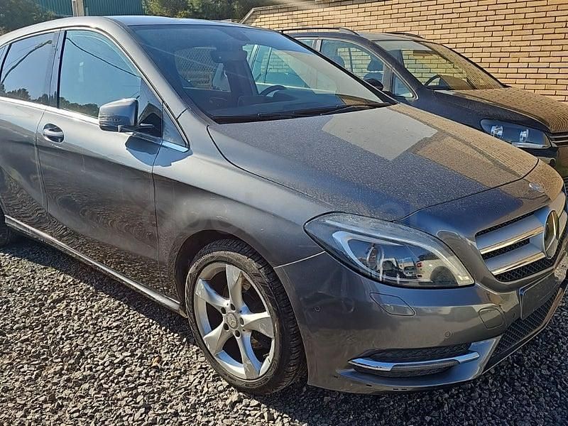 Usado Mercedes B200 136 CV (100 kW) 2012 Gris / plata Monovolumen