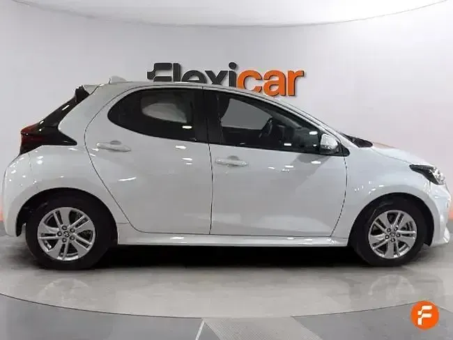 Usado Toyota Yaris Active 116 CV (85 kW) 2022 Blanco Utilitario