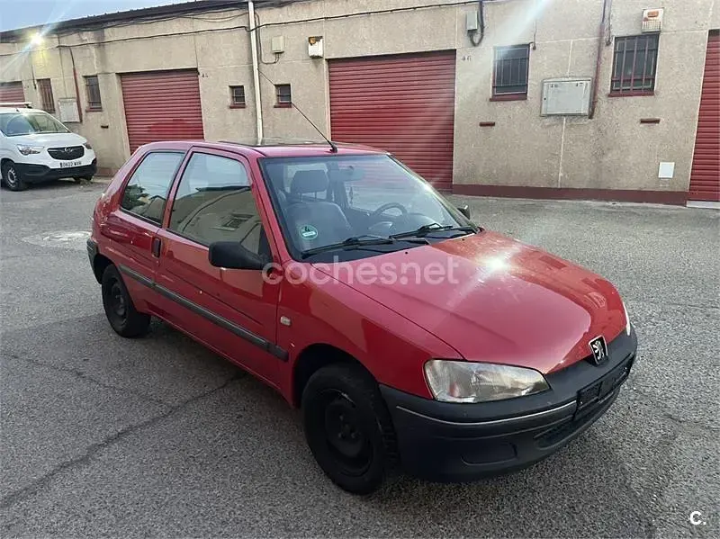 Usado Peugeot 106 60 CV (44 kW) 1999 Rojo Utilitario