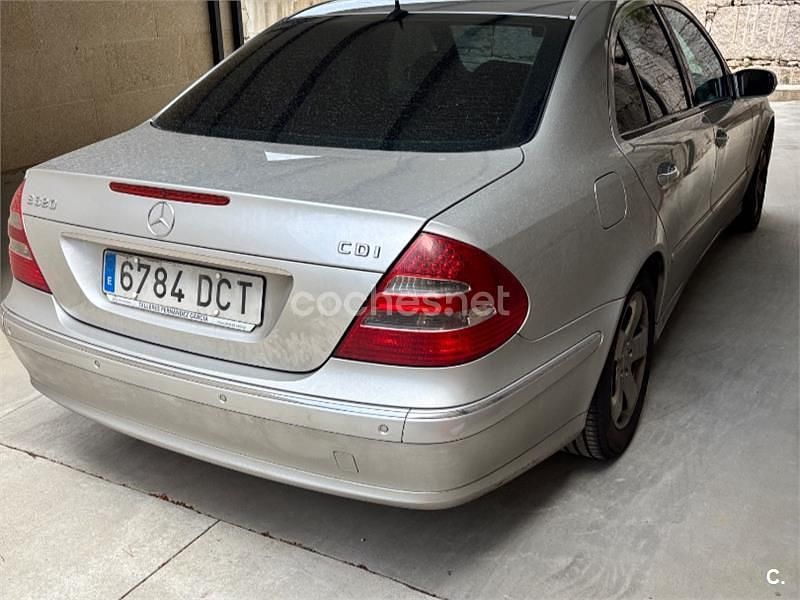 Usado Mercedes E320 Avantgarde 197 CV (144 kW) 2003 Gris / plata Berlina