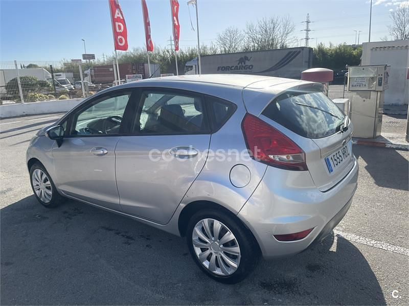 Usado Ford Fiesta Trend 82 CV (60 kW) 2011 Gris / plata Utilitario