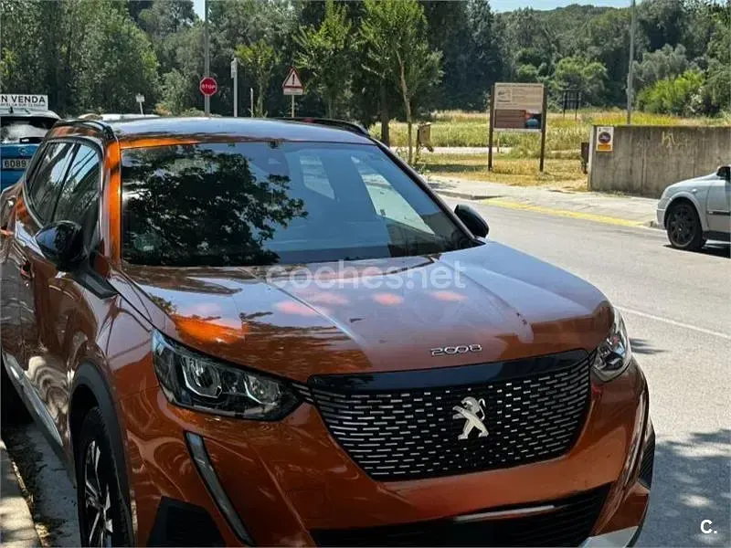 Usado Peugeot 2008 Allure 130 CV (95 kW) 2023 Naranja SUV