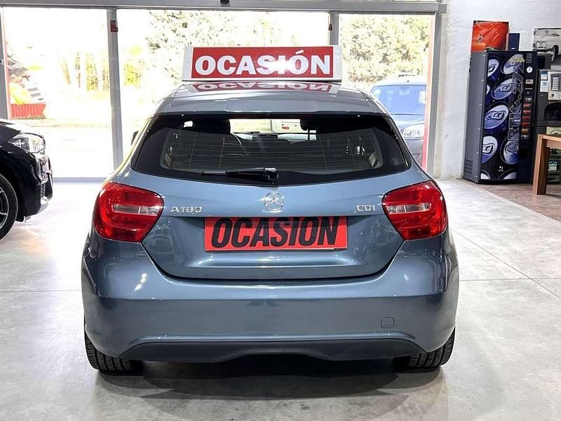 Usado Mercedes A180 Urban 109 CV (80 kW) 2014 Azul Utilitario