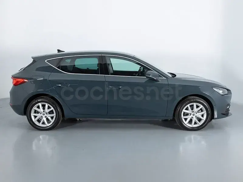 Usado Seat Leon FR 116 CV (85 kW) 2025 Gris / plata Berlina