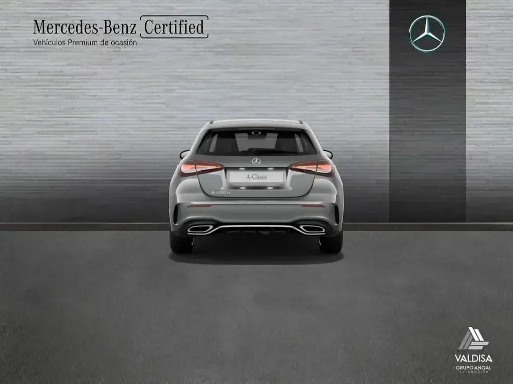 Usado Mercedes A200 AMG line 150 CV (110 kW) 2025 Gris / plateado Berlina