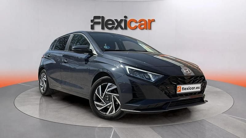 Usado Hyundai i20 101 CV (74 kW) 2025 Gris Utilitario