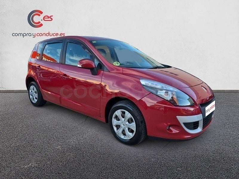 Usado Renault Scénic III 105 CV (77 kW) 2010 Rojo Monovolumen