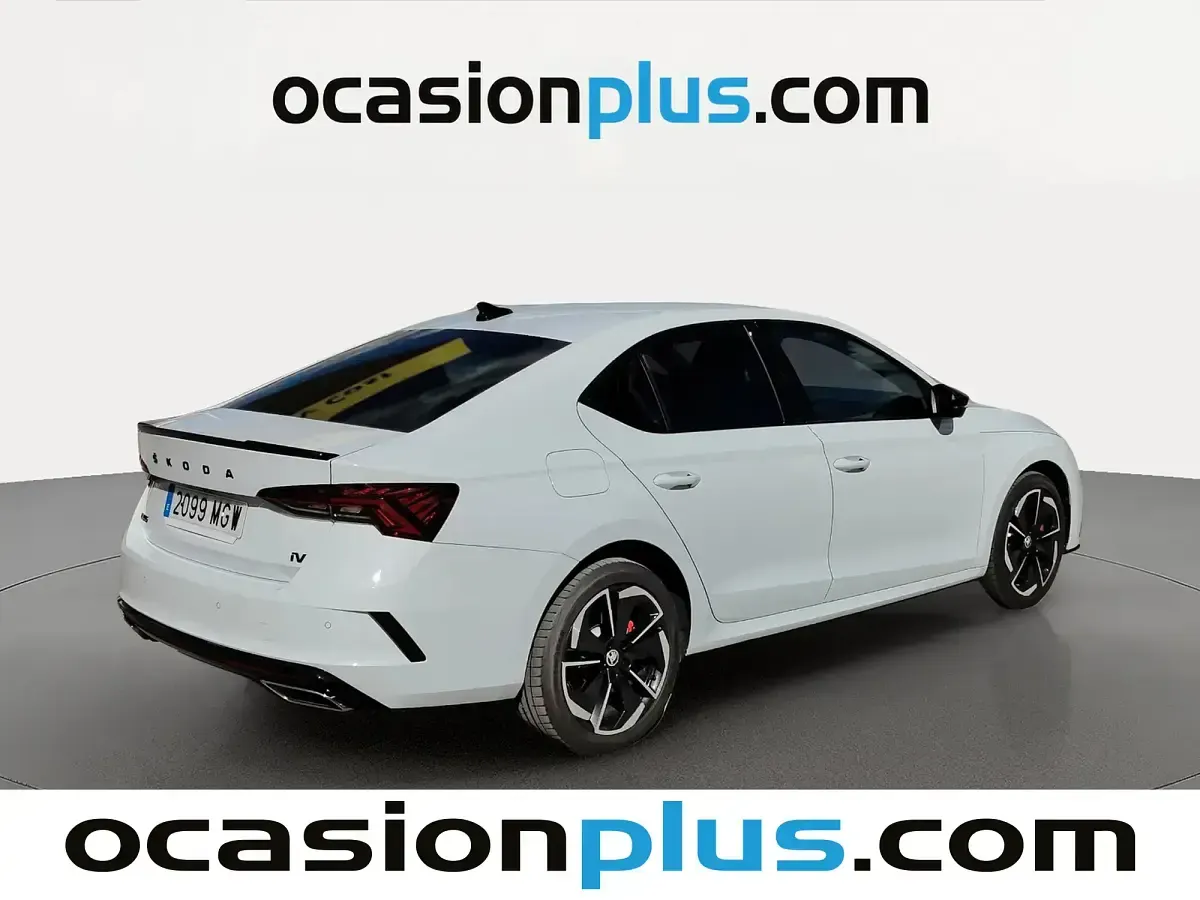 Usado Skoda Octavia RS 245 CV (180 kW) 2023 Blanco Berlina