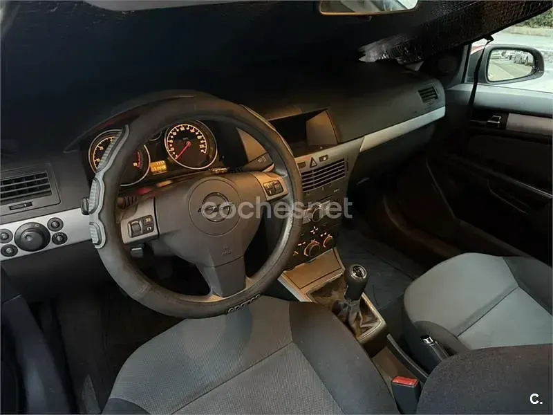Usado Opel Astra GTC Sport 100 CV (73 kW) 2005 Rojo Berlina