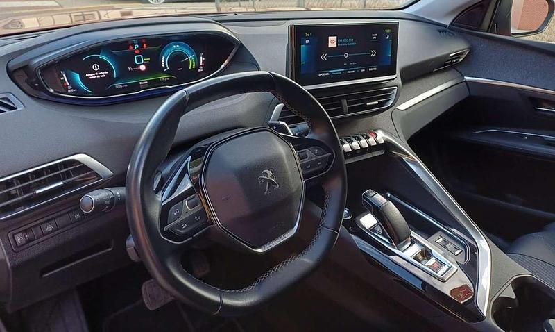 Usado Peugeot 3008 Allure 225 CV (165 kW) 2021 Granate SUV