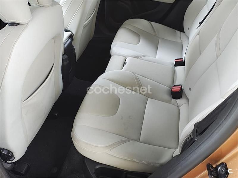 Usado Volvo V40 Momentum 150 CV (110 kW) 2012 Naranja Utilitario